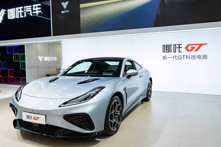 重庆313哪吒汽车在智能汽车领域的表现，领途汽车在新能源汽车市场中的影响力